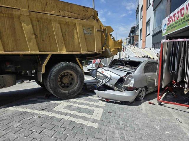 Freni tutmayan kamyon 4 araca &ccedil;arparak durdu 4