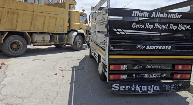 Freni tutmayan kamyon 4 araca &ccedil;arparak durdu 3