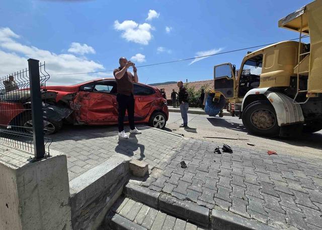 Freni tutmayan kamyon 4 araca &ccedil;arparak durdu 2