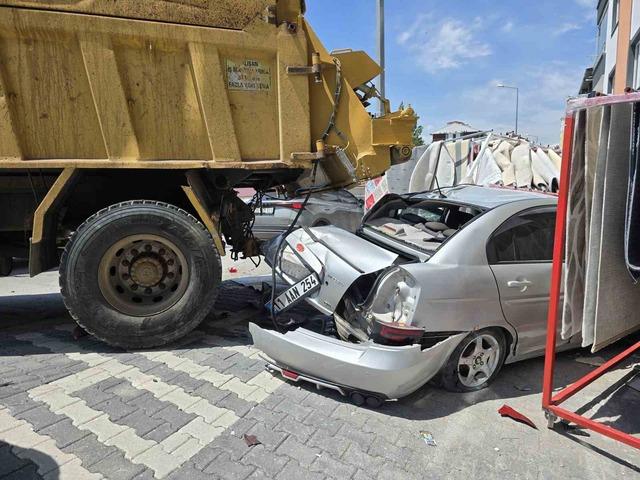 Freni tutmayan kamyon 4 araca &ccedil;arparak durdu 1