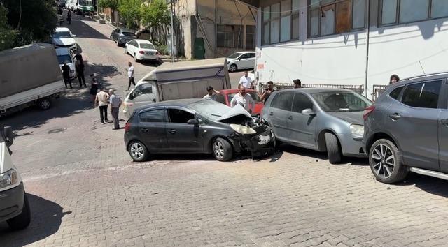 Kağıthane&rsquo;de yokuştan kayan ara&ccedil; kaza yaptı: 4 ara&ccedil;ta maddi hasar oluştu 1
