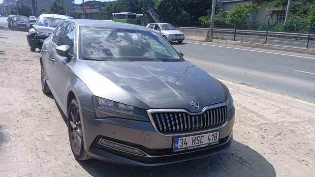 Kocaeli’de hafif ticari araç otomobile çarptı: 2 yaralı 2