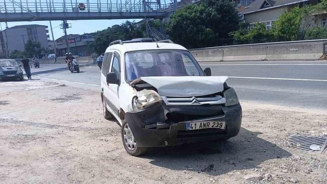 Kocaeli’de hafif ticari araç otomobile çarptı: 2 yaralı 1