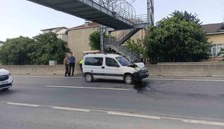 Kocaeli&rsquo;de hafif ticari ara&ccedil; otomobile &ccedil;arptı: 2 yaralı