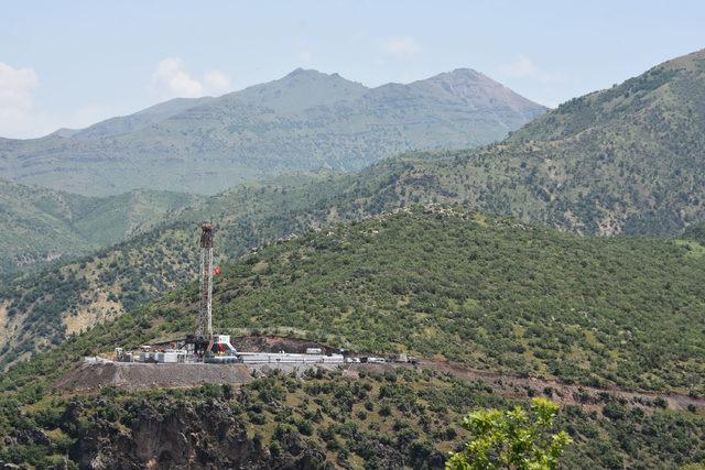 Bakan Albayrak, Irak sınırındaki petrol sondaj çalışmasını inceledi