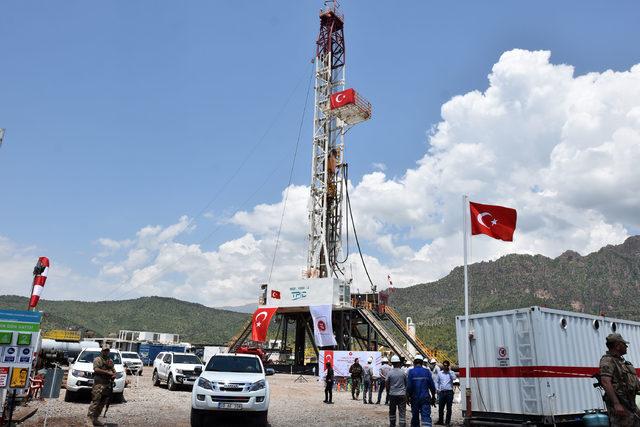 Bakan Albayrak, Irak sınırındaki petrol sondaj çalışmasını inceledi