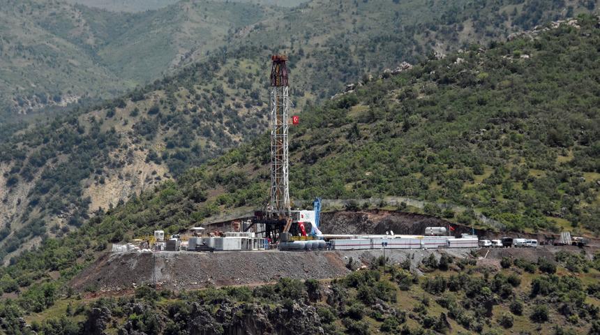 Bakan Albayrak, Irak sınırındaki petrol sondaj çalışmasını inceledi
