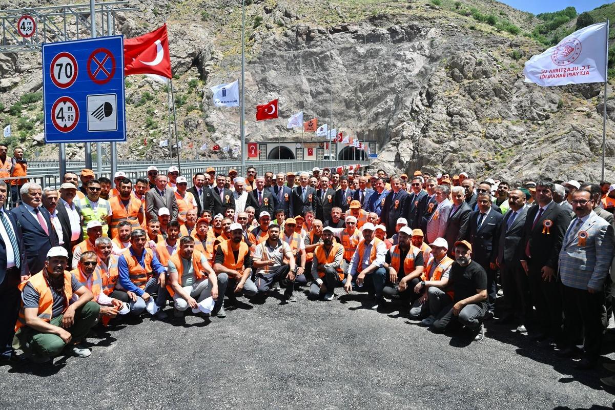 Hakkari ye  Ter&ouml;rs&uuml;z T&uuml;rkiye  yatırımları! Bakan Uraloğlu toplu a&ccedil;ılış t&ouml;reninde konuştu 6