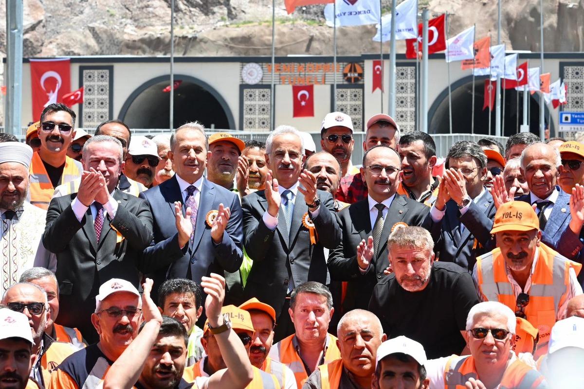 Hakkari ye  Ter&ouml;rs&uuml;z T&uuml;rkiye  yatırımları! Bakan Uraloğlu toplu a&ccedil;ılış t&ouml;reninde konuştu 7