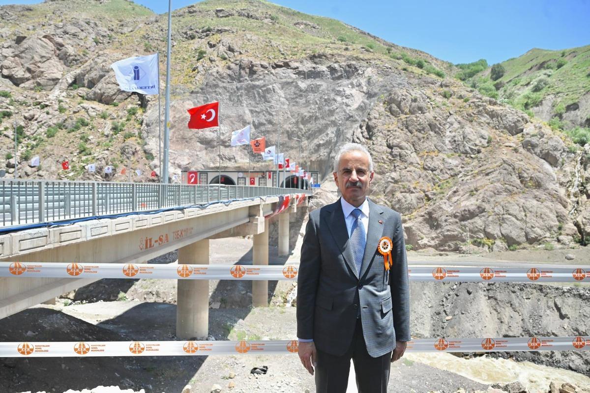 Hakkari ye  Ter&ouml;rs&uuml;z T&uuml;rkiye  yatırımları! Bakan Uraloğlu toplu a&ccedil;ılış t&ouml;reninde konuştu 8