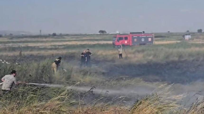 Karacabey&rsquo;de korkutan yangın: Alevler fabrika yakınına kadar ilerledi