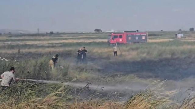 Karacabey’de korkutan yangın: Alevler fabrika yakınına kadar ilerledi
