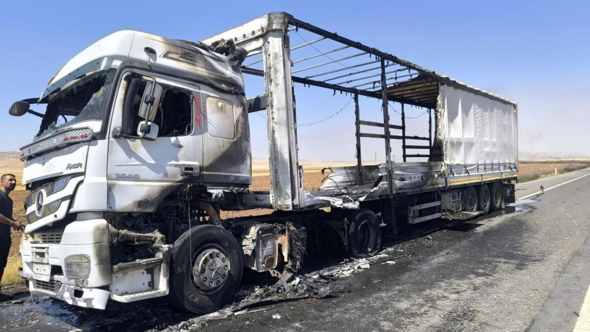 Mardin de seyir halindeki tırda &ccedil;ıkan yangın s&ouml;nd&uuml;r&uuml;ld&uuml; 1