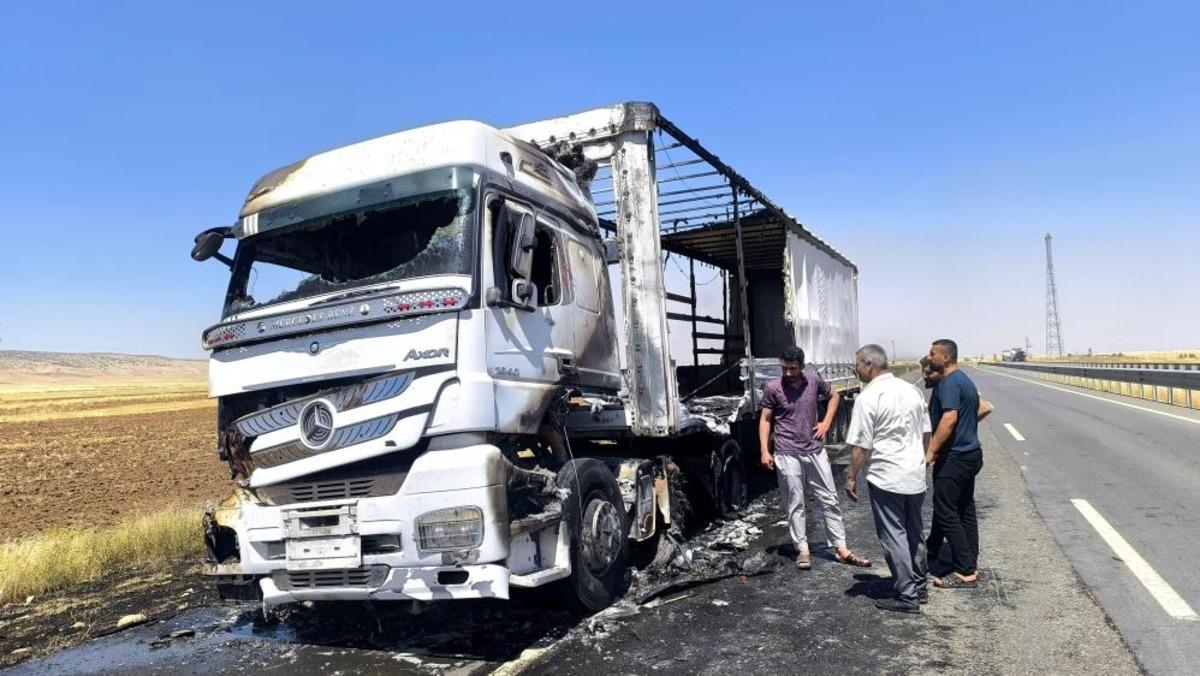 Mardin de seyir halindeki tırda &ccedil;ıkan yangın s&ouml;nd&uuml;r&uuml;ld&uuml; 2