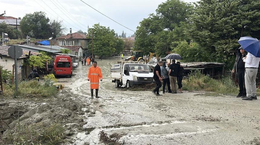 Burdur'da sağanak sonrası bazı evleri su bastı