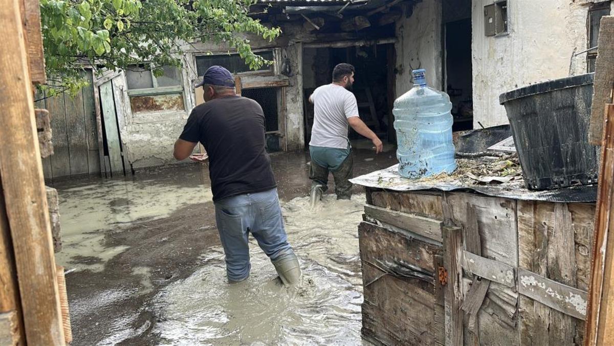 Burdur da sağanak sonrası bazı evleri su bastı 1