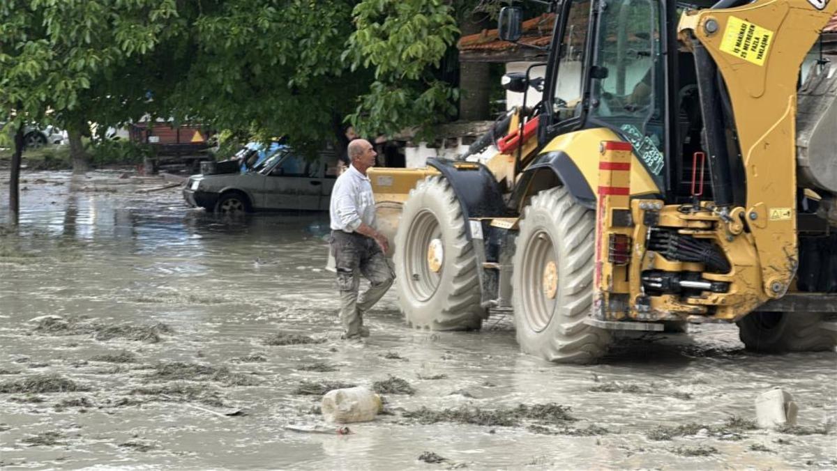 Burdur da sağanak sonrası bazı evleri su bastı 2