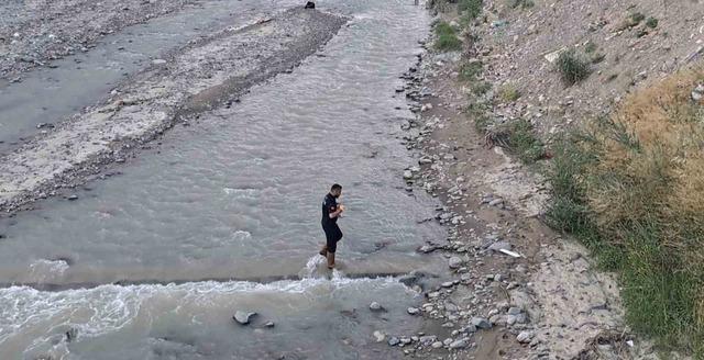 &Ccedil;orum&rsquo;da &ccedil;aya d&uuml;şen kediyi itfaiye kurtardı 3