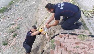 &Ccedil;orum&rsquo;da &ccedil;aya d&uuml;şen kediyi itfaiye kurtardı