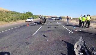 Otomobilin kontrolden &ccedil;ıktığı feci kazada 2 &ouml;l&uuml;, 2 yaralı