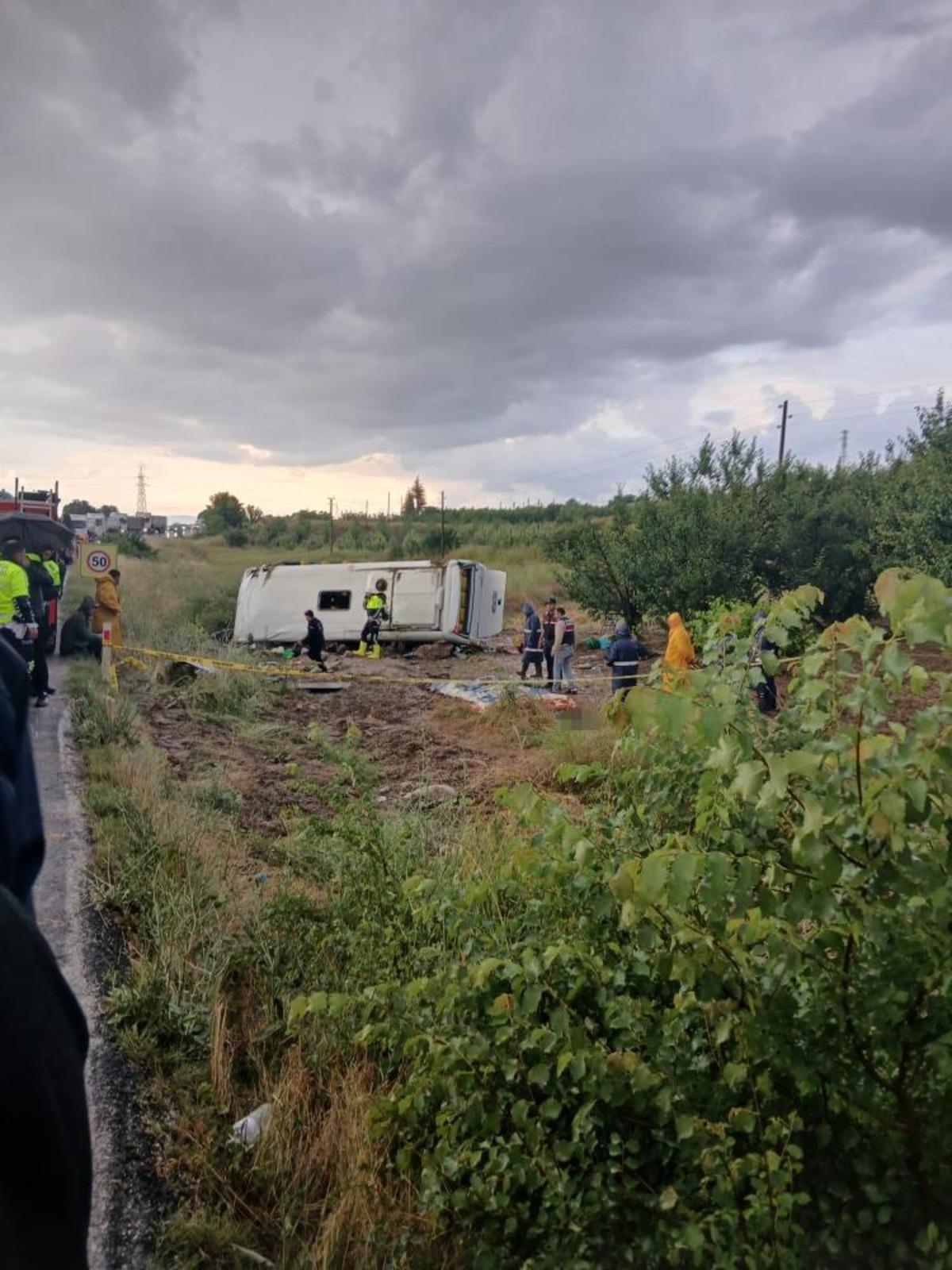 Isparta’da feci kaza: Tur minibüsü şarampole yuvarlandı: 4 ölü, 16 yaralı 1