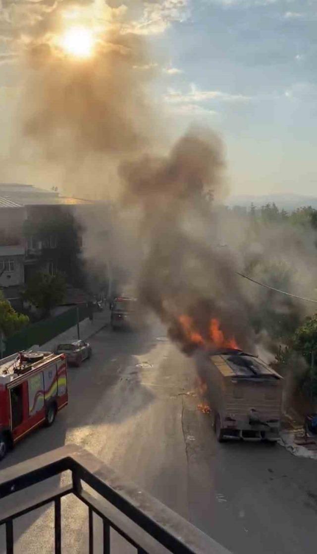 Bursa&rsquo;da park halindeki kamyon alevlere teslim oldu 8