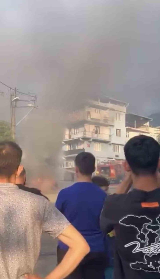 Bursa&rsquo;da park halindeki kamyon alevlere teslim oldu 7