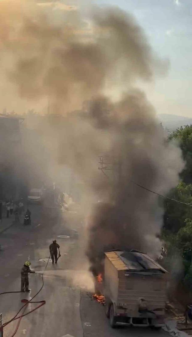 Bursa&rsquo;da park halindeki kamyon alevlere teslim oldu 6
