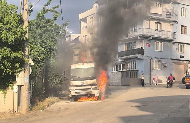 Bursa&rsquo;da park halindeki kamyon alevlere teslim oldu 5