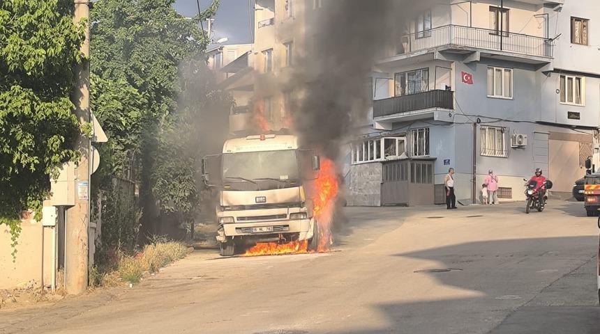 Bursa&rsquo;da park halindeki kamyon alevlere teslim oldu