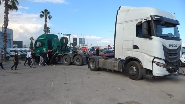 Bah&ccedil;ede &ccedil;ıkan yangın yedek par&ccedil;a deposuna sı&ccedil;radı 10