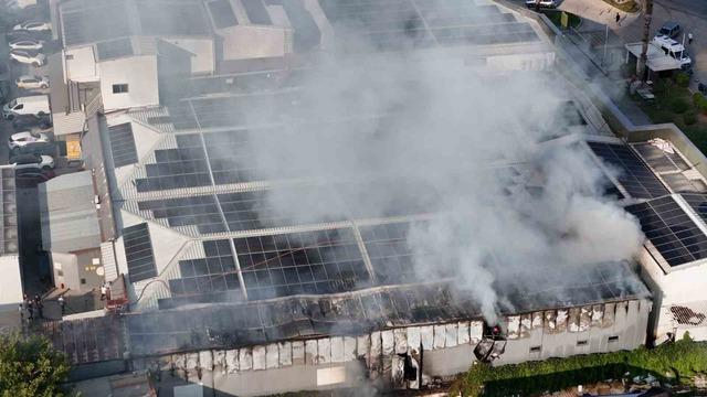 Bah&ccedil;ede &ccedil;ıkan yangın yedek par&ccedil;a deposuna sı&ccedil;radı 2