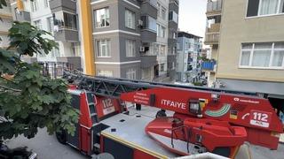 Yangın çıkarıp kendisini eve kilitledi: Ekiplerin çabasına rağmen dışarı çıkmadı