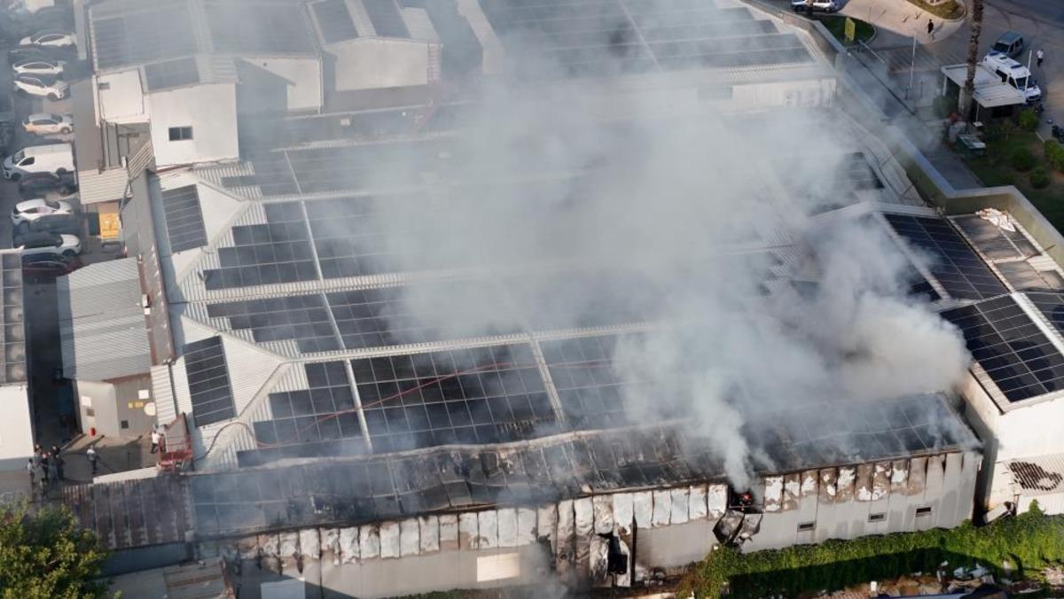 Bahçede çıkan yangın yedek parça deposuna sıçradı 1
