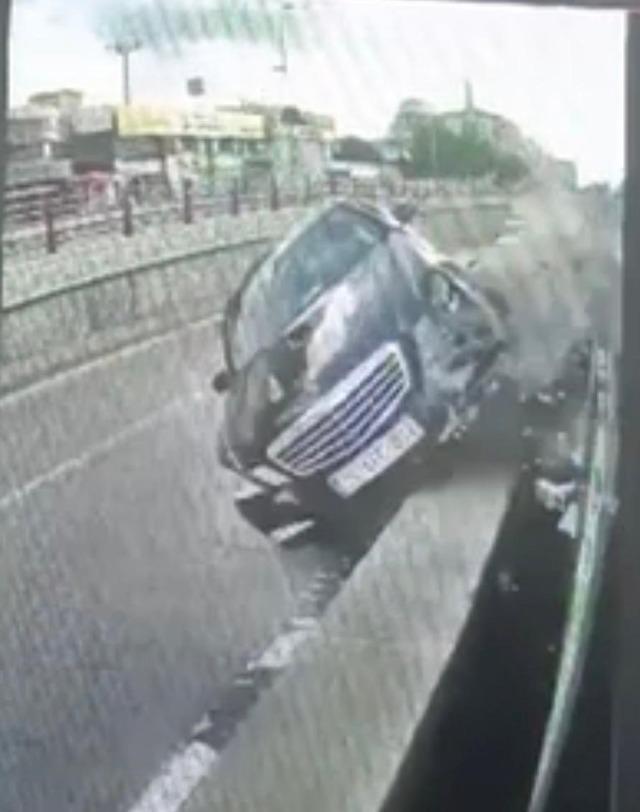 Otomobilin &ccedil;arptığı ref&uuml;jden kopan taşlar tramvaydan i&ccedil;eri girdi: 4 yolcu yaralı 5