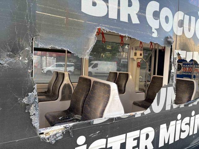Otomobilin &ccedil;arptığı ref&uuml;jden kopan taşlar tramvaydan i&ccedil;eri girdi: 4 yolcu yaralı 4