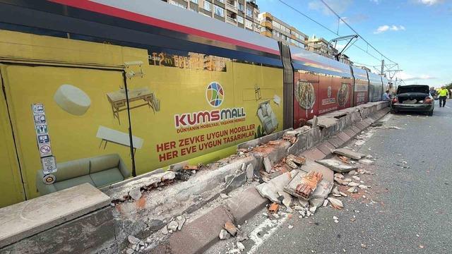 Otomobilin &ccedil;arptığı ref&uuml;jden kopan taşlar tramvaydan i&ccedil;eri girdi: 4 yolcu yaralı 3