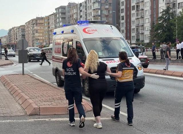Otomobilin &ccedil;arptığı ref&uuml;jden kopan taşlar tramvaydan i&ccedil;eri girdi: 4 yolcu yaralı 2