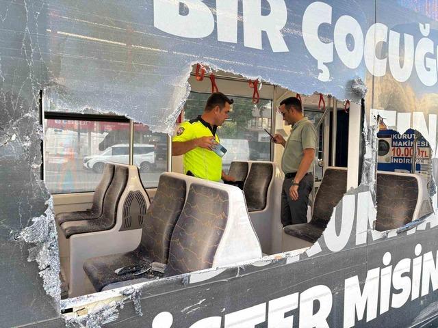 Otomobilin &ccedil;arptığı ref&uuml;jden kopan taşlar tramvaydan i&ccedil;eri girdi: 4 yolcu yaralı 1