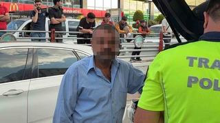 Otomobilin çarptığı refüjden kopan taşlar tramvaydan içeri girdi: 4 yolcu yaralı
