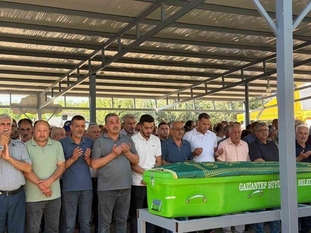 Sınava giderken kazada hayatını kaybeden gen&ccedil; toprağa verildi 1