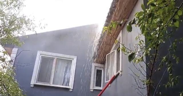 Bolu&rsquo;da 2 katlı evin &ccedil;atı katında yangın &ccedil;ıktı 1