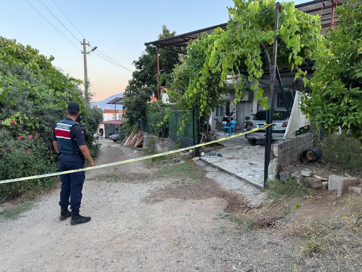 Bah&ccedil;e kapısı y&uuml;z&uuml;nden vurmuştu: Fethiye deki komşu dehşeti kamerada 4