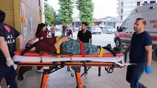 Kiraz toplamak için çıktığı ağaçtan düşerek yaralandı