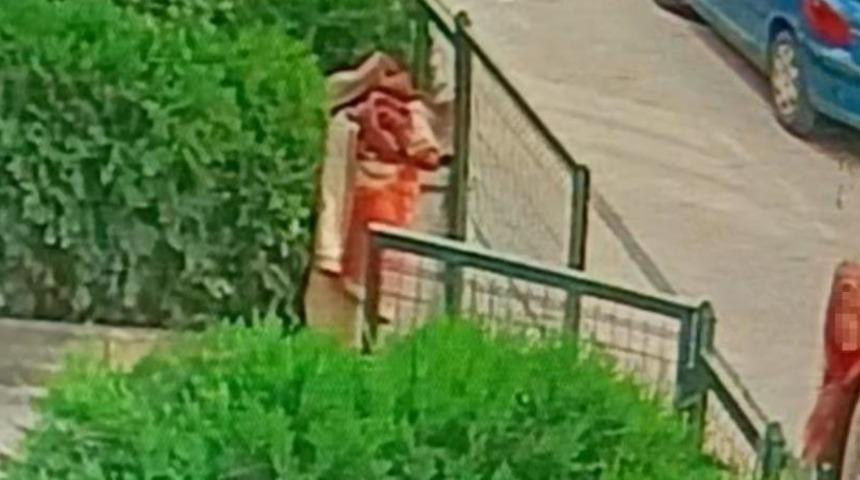 Ankara&rsquo;da battaniye hırsızlığı kameraya yansıdı