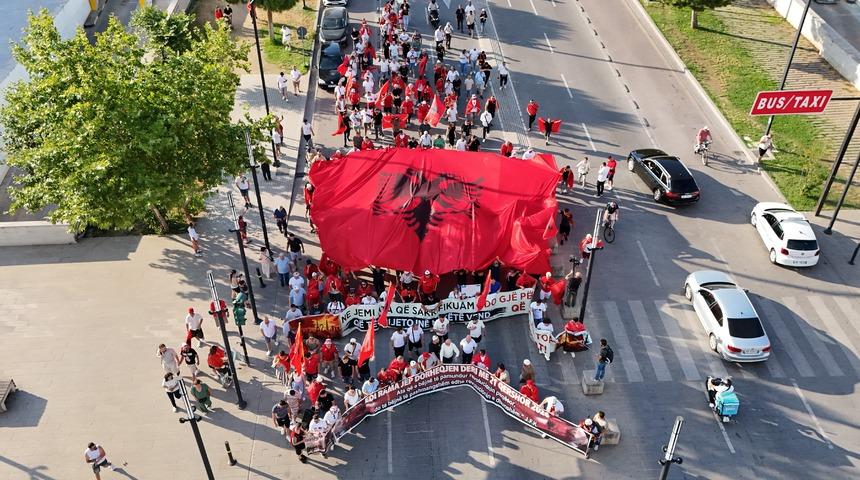 Arnavutluk'ta Zvernec'teki turizm projesine karşı g&ouml;steriler  s&uuml;r&uuml;yor