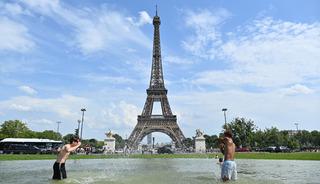 Paris&rsquo;te aşırı sıcak hava dalgası etkili oldu