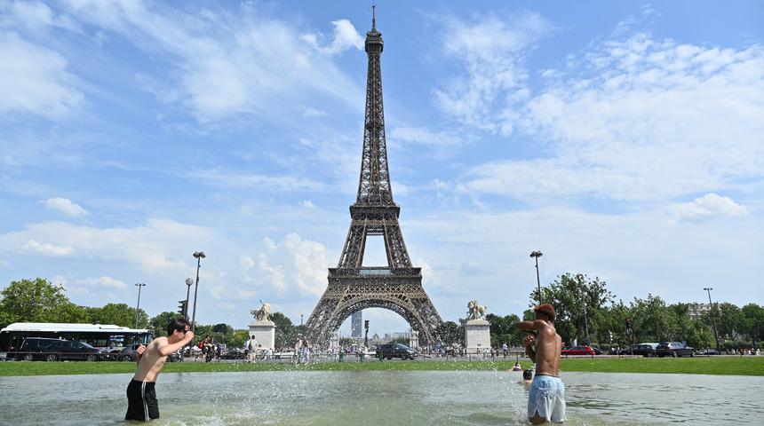 Paris&rsquo;te aşırı sıcak hava dalgası etkili oldu