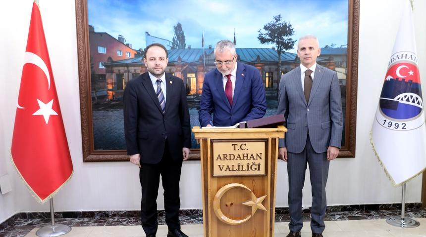 &Ccedil;alışma ve Sosyal G&uuml;venlik Bakanı Işıkhan, Ardahan'da ziyaretlerde bulundu