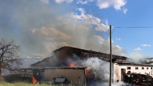 Erzincan'da ikinci el mobilya deposunda çıkan yangın söndürüldü